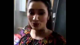 Yeni Elbiseler Deneyen Ve Seks Yapan Bir Çiftin Ev Yapımı Videosu