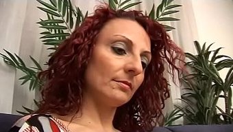 Partnerinize Karşı Yaramaz Olun Ve Seksi Hareketlerinizi Sergileyin