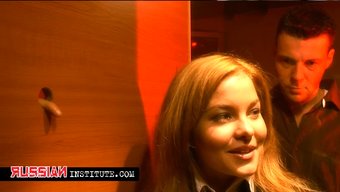 Genç Valentina Blue, Glory Hole'Da Grup Seks Ve Anal Seksin Tadını Çıkarıyor