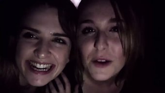 Sinema Salonunda Oral Ve Boşalma Ile Amatör Üçlü