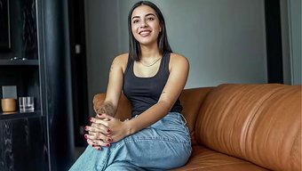 Kısa Boylu, Küçük Göğüslü Latin Hatun, Tecrübeli Bir Adamın Aletine Pov Tarzında Binip Üstünde Deli Gibi Zıplıyor.