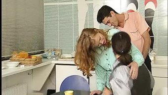 Alman Olgun Üçlüsünde Derin Boğaz Ve Parmak Sikişi Eylemi