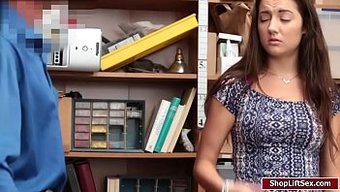 Mağaza Hırsızı Lily, Şanslı Bir Adamdan El Işi Alıyor