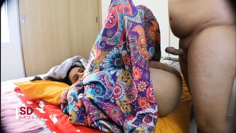 Ispanyol Üvey Kardeşi, Cowgirl Pozisyonunda Baştan Çıkarılıyor Ve Sikişiyor