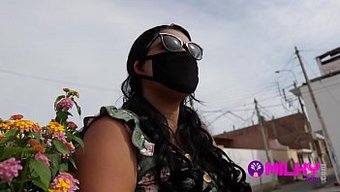 Büyük Popolu Genç Kız, Halka Açık Bir Yerde Seks Için Para Alıyor