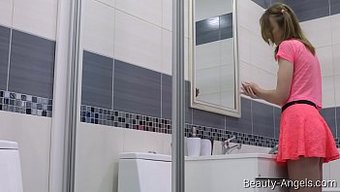 Genç (18+) Andrea B. Rahat Bir Yatakta Tek Başına Oyunun Tadını Çıkarıyor