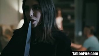 Lezbiyen Gençler Takipçileri Tarafından Beceriliyorlar