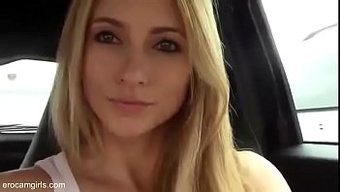 Çıplak Sarışın Bebek Arabada Soyunuyor Ve Mastürbasyon Yapıyor