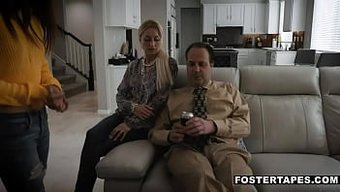 Azgın Anne Ve Kızı Foster Kızını Üçlüde Paylaşıyorlar