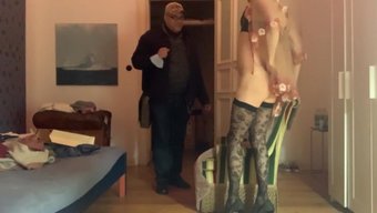 Genç Kız Istekli Bir Şekilde Ağzına Ve Amına Çıplak Yarak Alıyor