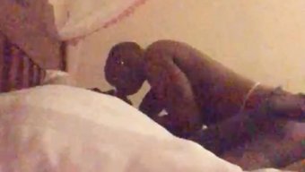 Siyah Milf, Cowgirl Pozisyonunda Amını Siktiriyor