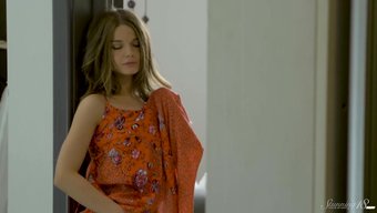Zayıf Güzellik Hanka, Büyük Bir Oyuncakla Solo Zevkin Tadını Çıkarıyor.