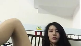 Julian Ve Singapurlu Çinli Kız Arkadaşı Sıcak Eylemde