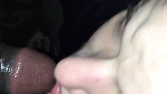 Bir Kadının Sakso Çektiği Ev Yapımı Video