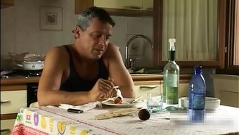 Babası, Üvey Kızının Sıkı Amına Karşı Koyamıyor.