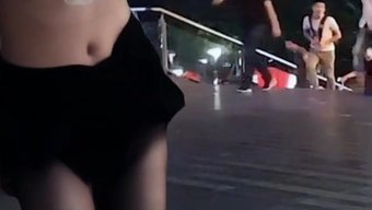 Bir Çinli Kadın, Halka Açık Bir Ortamda Kendini Açığa Çıkarıyor.