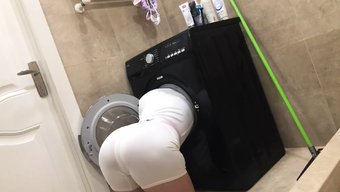 Spandex Giyen Öğrenci, Ev Yapımı Bir Video Için Çamaşır Makinesine Sıkışır.