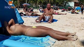 Azgın Porno Yıldızı Büyük Göğüslerini Ve Poposunu Açık Havada Sergiliyor