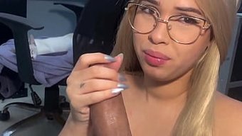 Güzel Latin Kız, Üvey Babasına Hayatını Değiştiren Bir Blowjob Veriyor