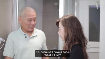 Kirli Yaşlı Adam Onu Kaldırmaya Çalışıyor
