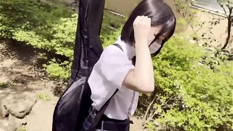 Minik Gitarist Kana-Chan’la Hafif Müzik Kulübünde Gözleri Bağlı Eğlence.