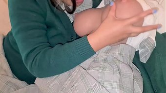 Minyon Öğrenciler Ve Öğretmenle Ateşli Bir Üçlü Sahne
