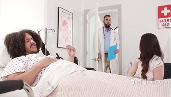 Bir Adam Karısını Hastanede Bir Doktorla Sikişirken Yakaladı.