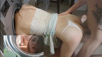 Baştan Çıkarıcı Bir Hizmetçi, Çamaşır Makinesinde Sert Bir Şekilde Sikişiyor