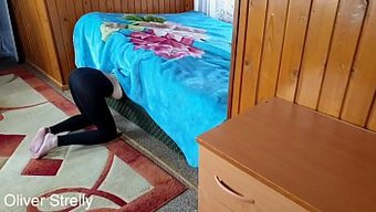Büyük Yaraklı Üvey Kız Kardeş Sikişiyor Ve Içine Boşalıyor