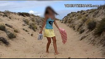 Plajda Çıplak Genç Kız Güneşin Ve Kumun Tadını Çıkarıyor