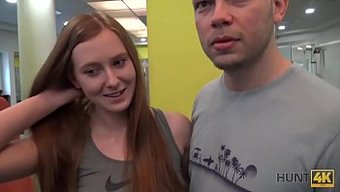 Amatör Kızıl Saçlı Çift, Spor Salonunda Seks Için Yakın Çekim Ve Paradan Keyif Alıyor
