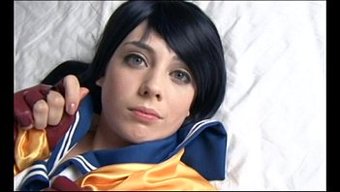 Büyük Göğüslü Japon Cosplay Güzeli Kostümle Gösteriliyor