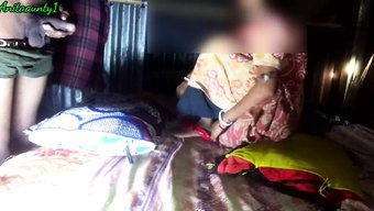 18 Yaşındaki Hintli Genç, Yaşlı Bir Teyze Tarafından Poposu Yalatılıp Parmaklanıyor