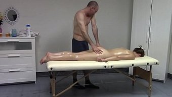 Baştan Çıkarıcı Bir Genç Tarafından Ereksiyona Masaj Yapılıyor