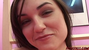 Sansasyonel Porno Yıldızı Sasha Grey, Poposuna Alıyor