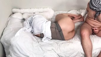 Büyük Yaraklı Arap, Suriyeli Genç Kızı Grup Seks Videosunda Beceriyor