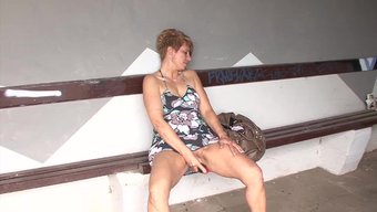 Orgazmlı Derin Boğaz Ve Büyük Doğal Göğüslerle Dışarıda Seks