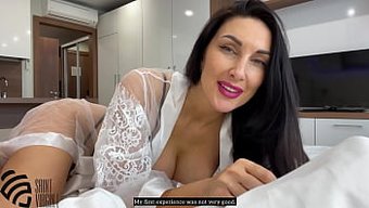 Büyük Göğüslü Milf, Duygusal Bir El Işi Ve Sakso Çekiyor