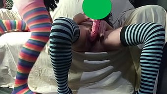 Güzel Esmer, Erkek Arkadaşıyla Kadın Kılığında Seks Yapıyor Ve Bir Dildo Kullanıyor.