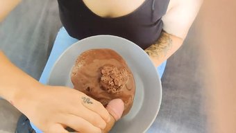Sıcak Bir Pov Sakso Sonrası Milf Spermi Yutuyor