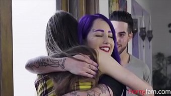Büyük Kıçları Ve Göğüsleri Olan Genç 18+'In Üçlü Videosu
