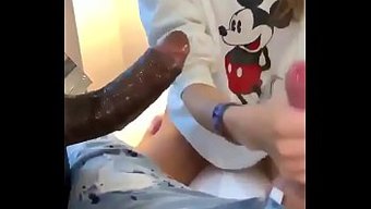 Evli Bir Kadın Siyah Sevgilisini Duygusal Bir Sakso Ve El Işiyle Tatmin Ediyor