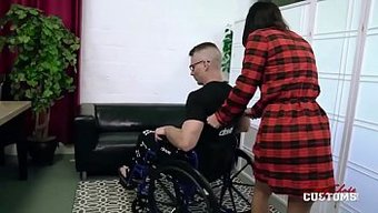 Büyük Doğal Göğüsler Ve Sıkı Popolu Bebek, Erkek Arkadaşıyla Duşta Sikişiyor
