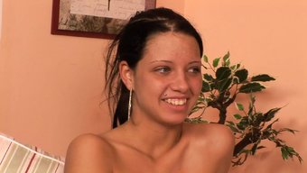 18 Yaşındaki Üvey Kız Kardeş Ve Iki Adamla Sert Ve Hızlı Bir Üçlü