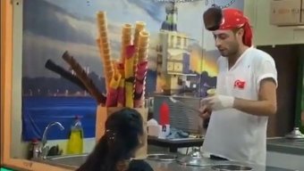 Budapeşte'Deki Sevimli Macar Kız Varlıklarını Gösteriyor