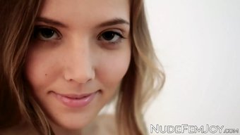 Genç (18+) Katya Clover, Mükemmel Vücudunu Şeffaf Iç Çamaşırlarıyla Sergiliyor