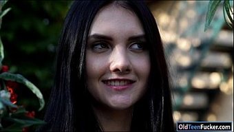 Rus Genç Crystal Greenvelle, Yaşlı Bir Adamın Penisinde Oral Seks Yapıyor