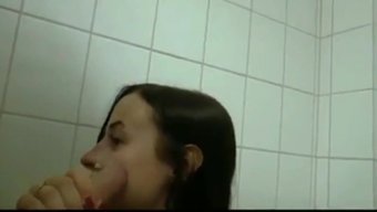 Yaramaz Bebek Umumi Tuvalette Sikişiyor