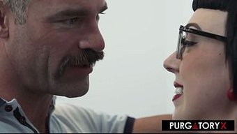 Milf, Minik Üvey Kızı Kontrolü Ele Almadan Önce Kovboy Pozisyonunda Üstüne Binip Sürüyor.
