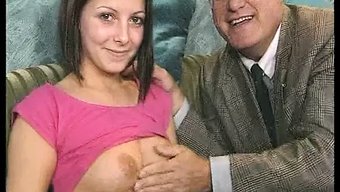 18 Yaşındaki Amatör Bebek, 60 Yaşındaki Bir Adama Unutulmaz Bir Sakso Çekiyor
